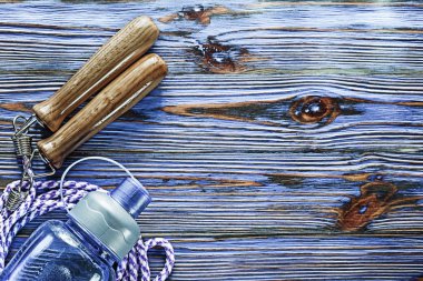 Atlama ipi su shaker mavi vintage ahşap tahta üzerinde.