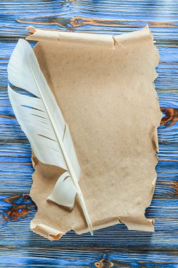 Vintage parşömen tüy mavi ahşap tahta üzerinde.