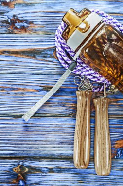 Su shaker ip atlama mavi vintage ahşap tahta üzerinde ayarla.