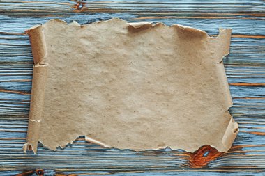 Mavi ahşap tahta üzerinde Vintage kağıt kaydırma.