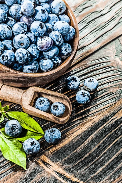 Tahta kaşık kase taze huckleberries.