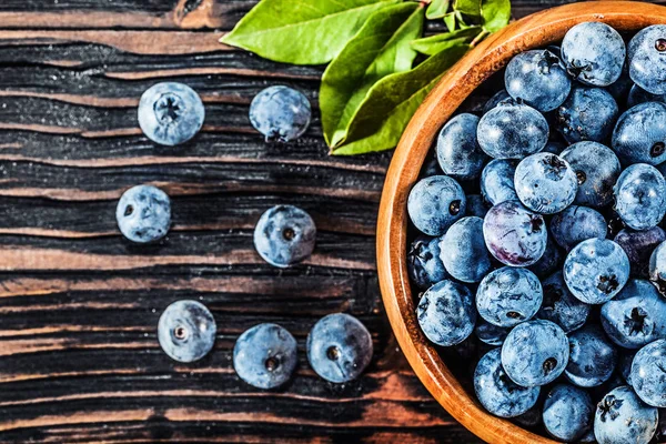 Ahşap kase sulu yaban mersini.