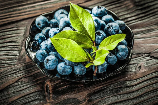 Vintage plaka üzerinde olgunlaşmış bilberries.