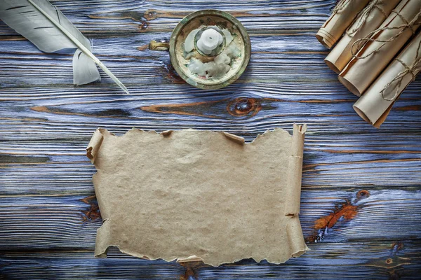 Vintage Rouleaux Papier Bougeoir Plume Sur Fond Bois Bleu — Photo