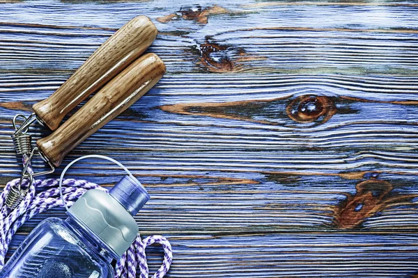 Atlama ipi su shaker mavi vintage ahşap tahta üzerinde.