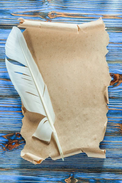 Vintage parşömen tüy mavi ahşap tahta üzerinde.