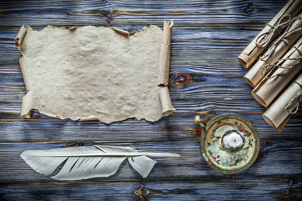 Quill Şamdan Mavi Ahşap Arka Plan Üzerinde Vintage Kağıt Rulolar — Stok fotoğraf