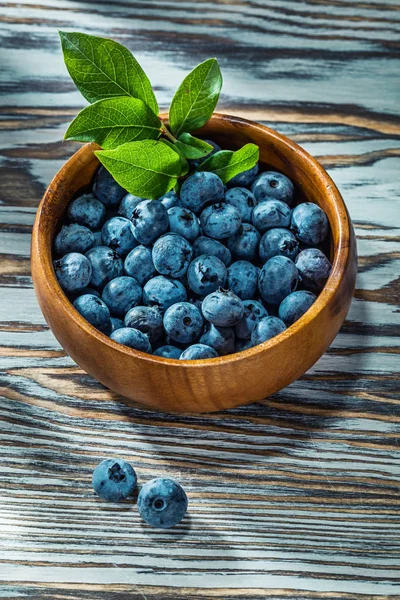 Ahşap kase tatlı huckleberries.