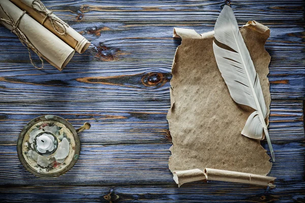 Vintage Tachopapierrollen Pluim Kandelaar Blauwe Houten Achtergrond — Stockfoto