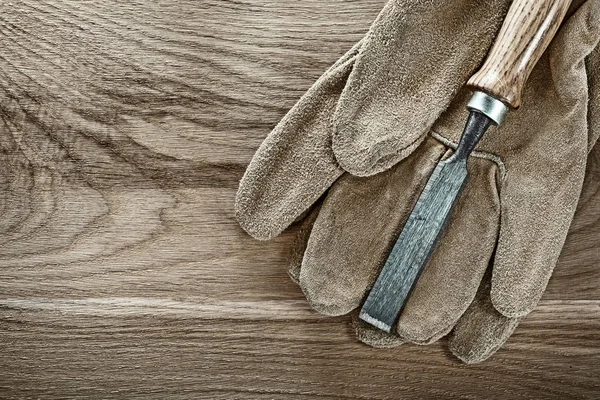 木の板にしたノミ革安全手袋 — ストック写真