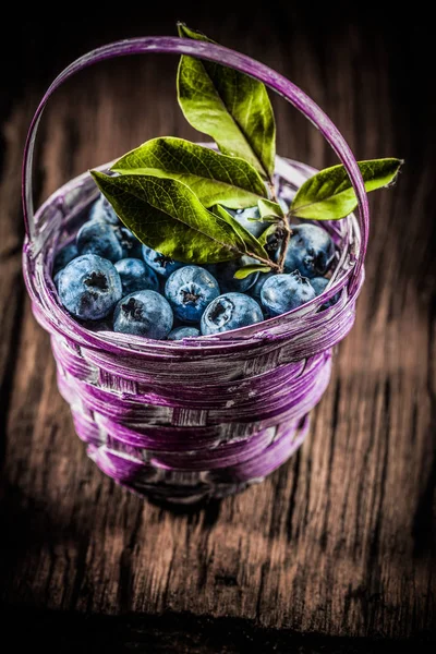 Sepette vintage ahşap tahta üzerinde yaban mersini.