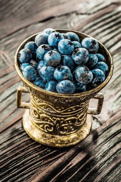 Vintage metal kapta taze huckleberries.