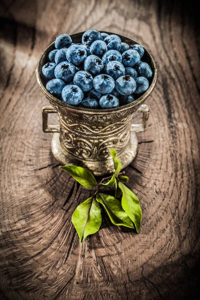 Grunge gemide vintage metal kapta olgun bilberries.