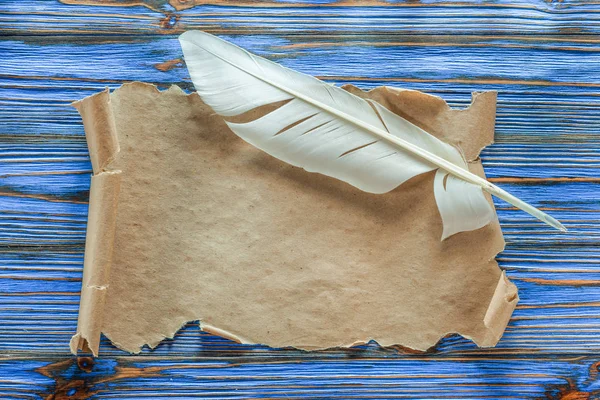 Vintage kağıt kaydırma tüy mavi ahşap tahta üzerinde.