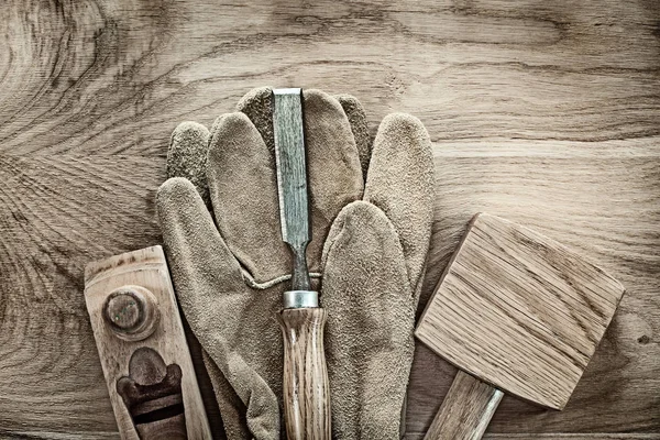 Ahşap tahta üzerinde doğramacılar araçlar kümesi 