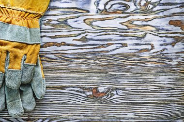 Çift ahşap tahta üzerinde koruyucu eldiven.