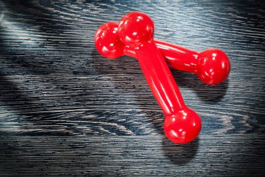 Antika ahşap tahta üzerinde kırmızı halter ağırlık.