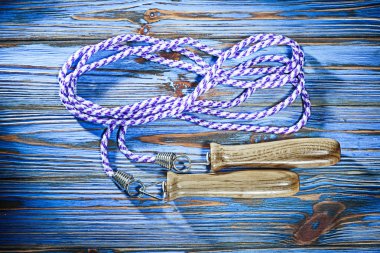 Antika ahşap tahta üzerinde ip atlama.