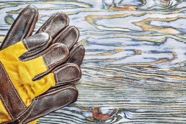 Ahşap tahta üzerinde kahverengi çalışma eldiven.