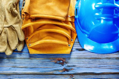 Kask vintage ahşap tahta üzerinde bina kemer deri Emanet eldiven aracı.