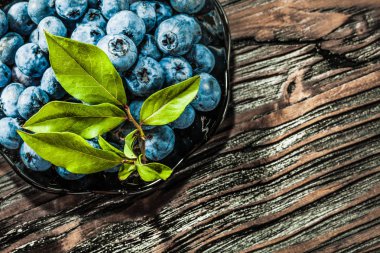 Vintage plaka üzerinde tatlı huckleberries.