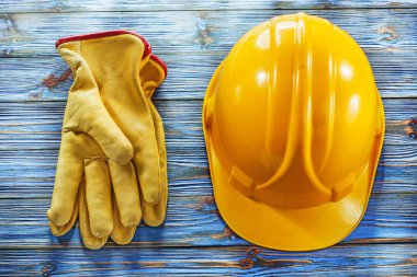 Kask vintage ahşap tahta üzerinde bina deri Emanet eldiven.