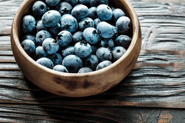 Blaubeeren Holzschale Auf Holzbrett Draufsicht — Stockfoto