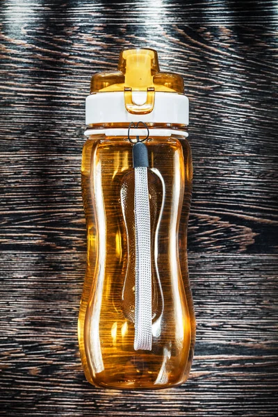 Пластиковая Бутылка Воды Старинной Деревянной Доске — стоковое фото