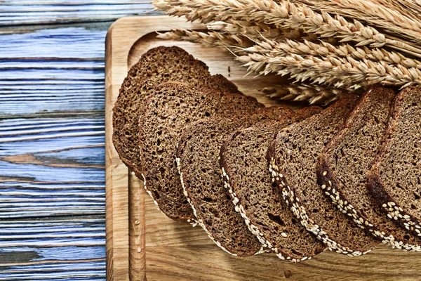 Weizen Ähren Schneidebrett Scheiben Geschnitten Braunes Brot Auf Vintage Holz — Stockfoto