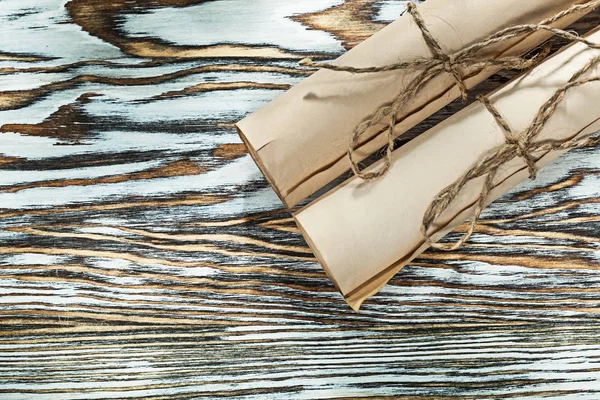 老式的绳的纸卷在木板上 — 图库照片