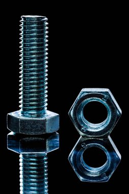 Somun cıvata siyah arka plan üzerinde dişli