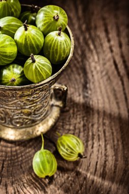 Antika ahşap zemin üzerine metal kapta olgun Bektaşi