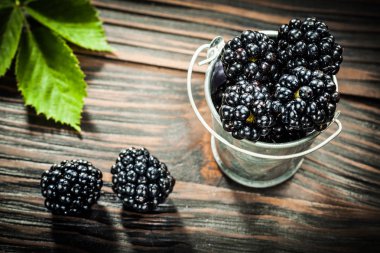 Dewberries vintage ahşap tahta kova içinde yığını