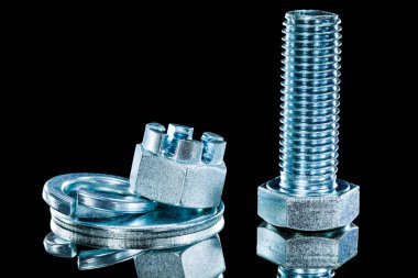 Taç fındık screwbolt rondelalar siyah arka plan üzerine kümesi