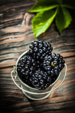 Dewberries vintage ahşap arka plan kovanın içinde