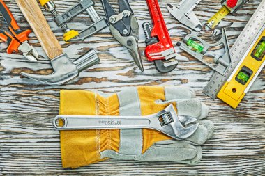 Ev ahşap tahta üzerinde onarmak için takım inşaat