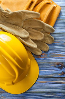 Kask mavi ahşap domuz üzerinde deri aracı kemer koruyucu eldiven