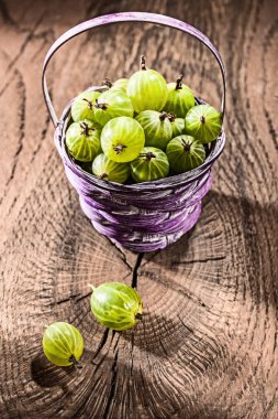 Sepette vintage ahşap tahta üzerinde olgunlaşmış Bektaşi yığını