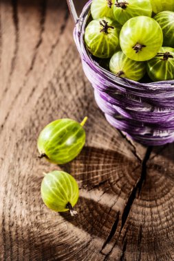 Antika ahşap tahta üzerinde sepet içinde tatlı Bektaşi yığını