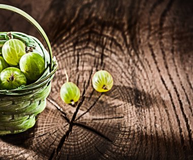 Antika ahşap tahta üzerinde sepet içinde tatlı Bektaşi