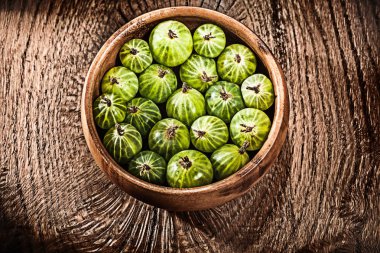 Sulu Bektaşi vintage ahşap zemin üzerine yuvarlak kase