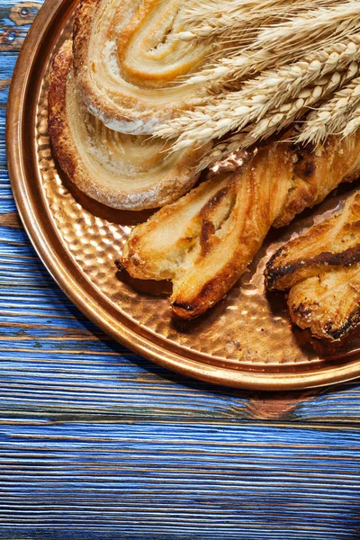 Orelhas de centeio saboroso rolos bandeja de latão na placa de madeira vintage — Fotografia de Stock
