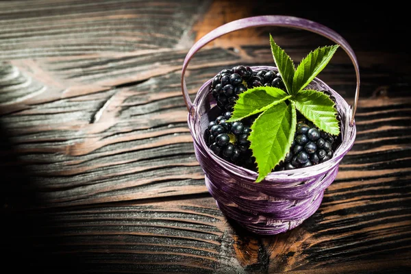 Dewberries sepeti vintage ahşap zemin üzerine