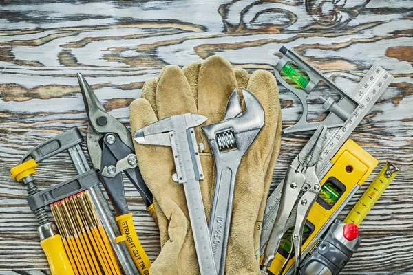 Skórzane rękawice budowę narzędzi na desce — Zdjęcie stockowe