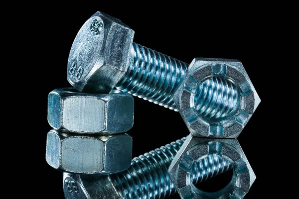 黒い背景に建設ナット screwbolts トップ ビュー — ストック写真