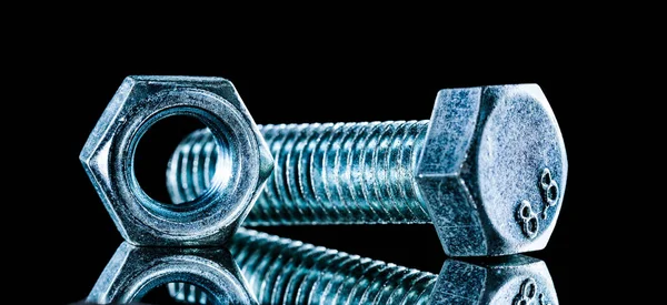 Siyah arka plan üzerinde inşaat somun cıvata ayrıntılı