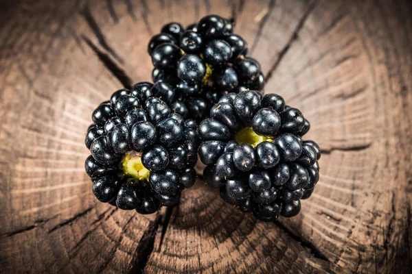 Antika ahşap tahta üzerinde olgun böğürtlen