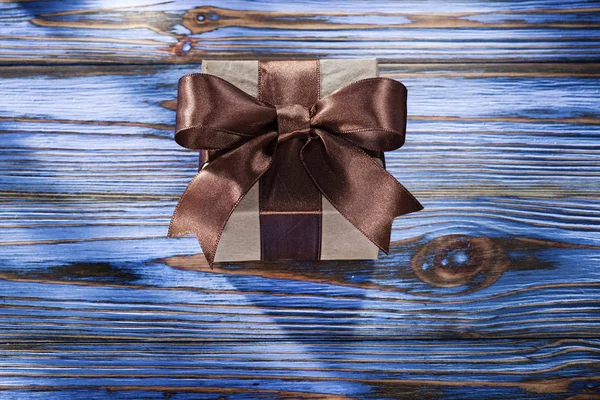 빈티지 나무 보드에 갈색 선물 상자 — 스톡 사진