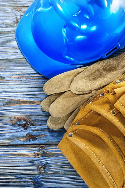 Кожаные защитные перчатки ремень строительный шлем на винтажные W — стоковое фото