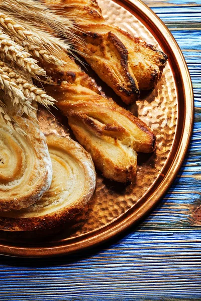 ビンテージ木製ボードのライ麦耳焼きパン真鍮トレイ — ストック写真